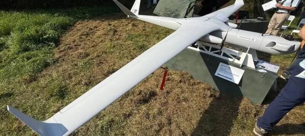 The image shows the RD-8 UAV unveiled by Russia’s KB Valkyriya at the exhibition. Its most groundbreaking feature is the integration of the opposing side’s Starlink satellite communication system, enabling it to function as a UAV mothership capable of launching attacks deep behind Ukrainian lines. (Image credit: VD: Enemy Intelligence)